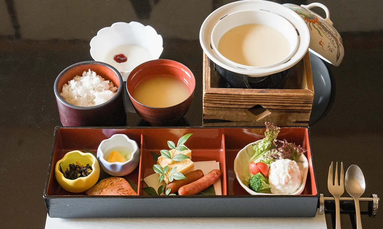 松屋本館 お子様の朝ごはん — 箱物と茶わん蒸し、御飯・味噌汁のお膳
