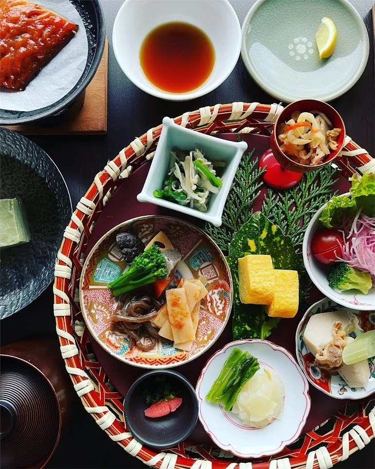 松屋本館 ご朝食 — かご盛りの籠物と焼物・温物