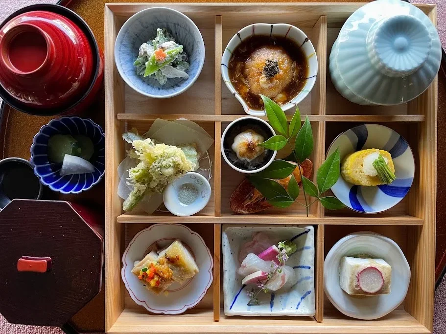 松屋本館 九曜 — 九つの升に季節の味を少しずつ盛った昼限定のミニ会席