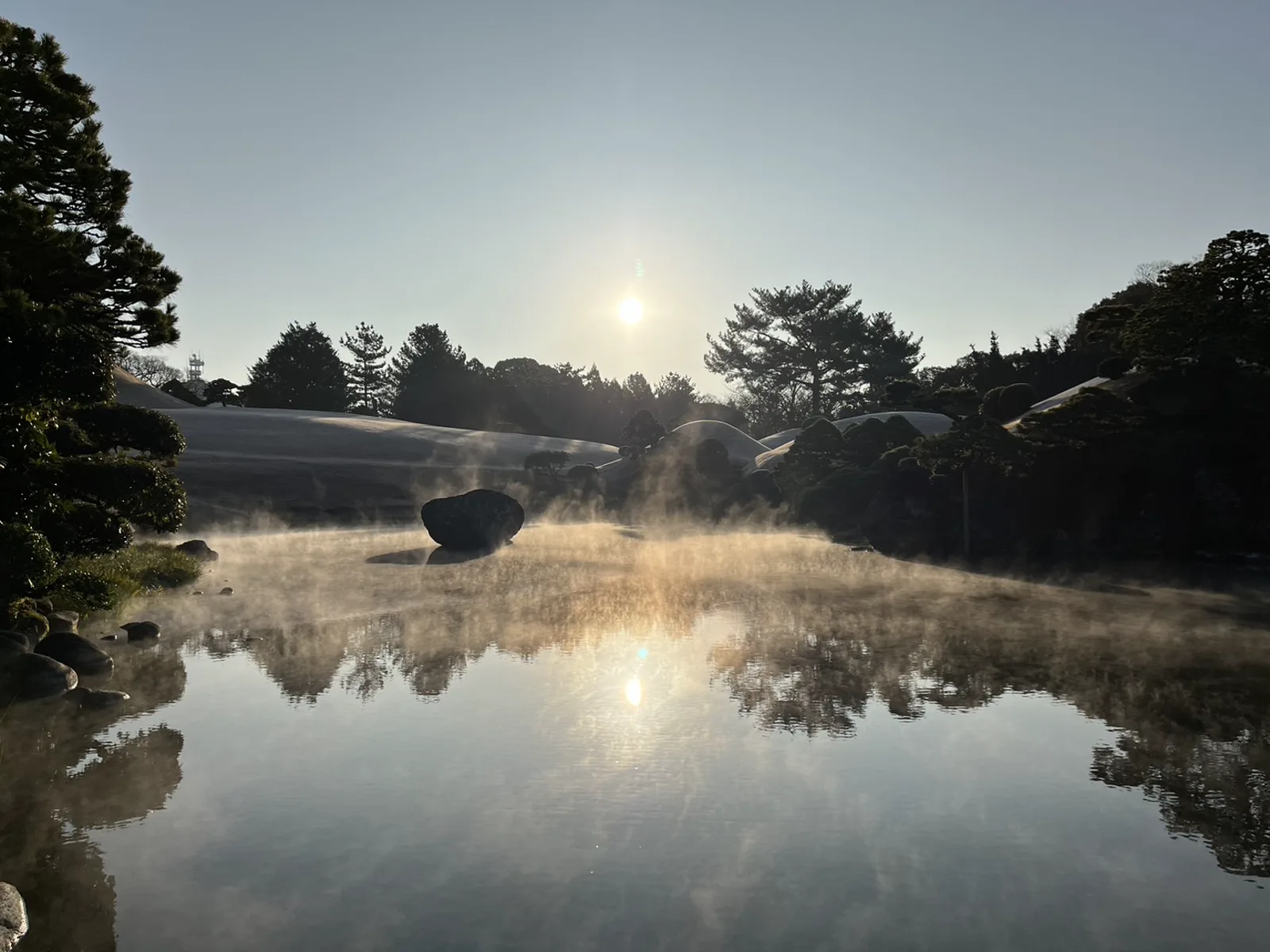 松屋本館 水前寺成趣園 — 朝霧の立ちこめる池泉回遊式庭園