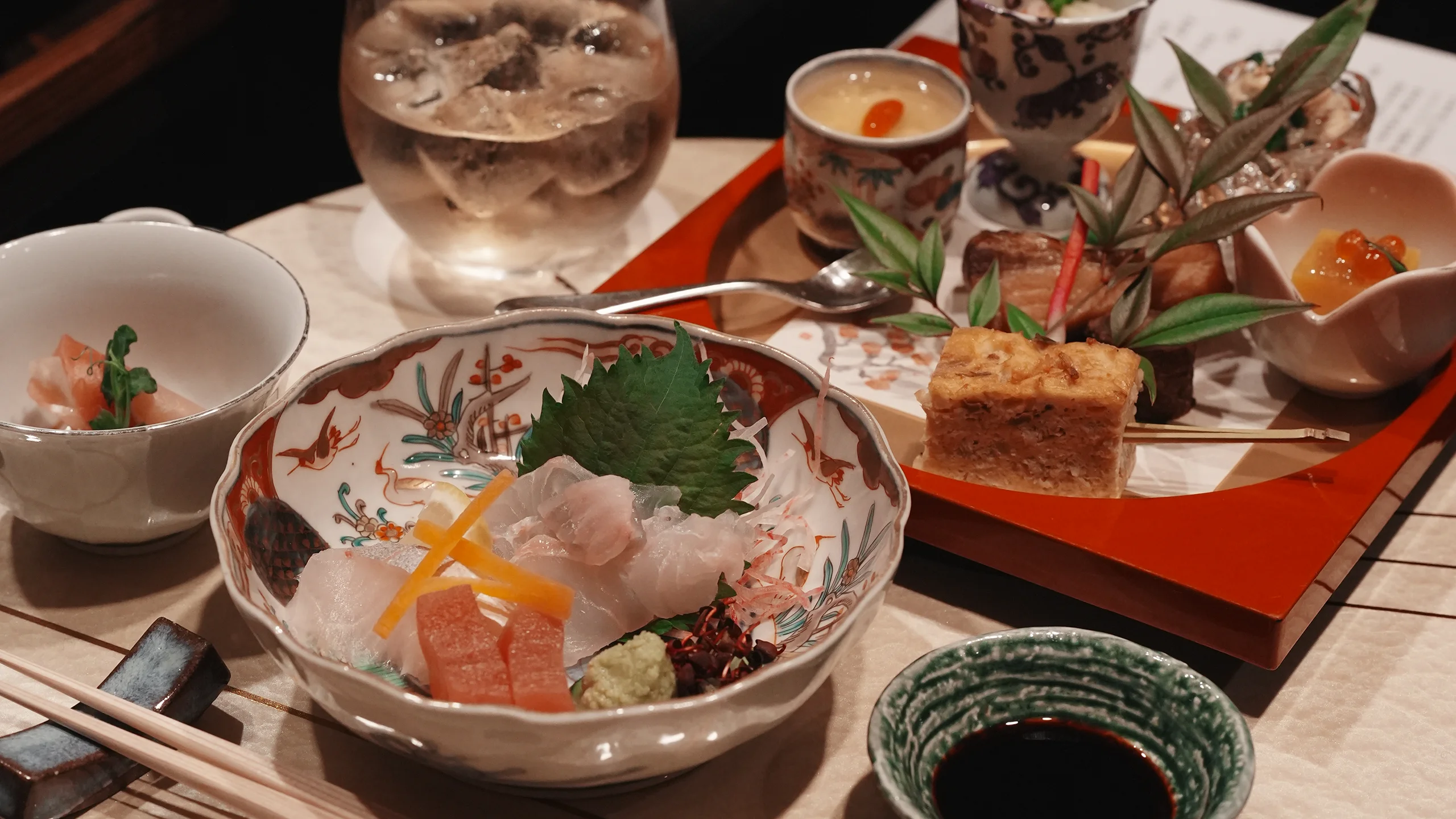 松屋本館 会席料理 赤絵皿のお造りと朱塗の折敷