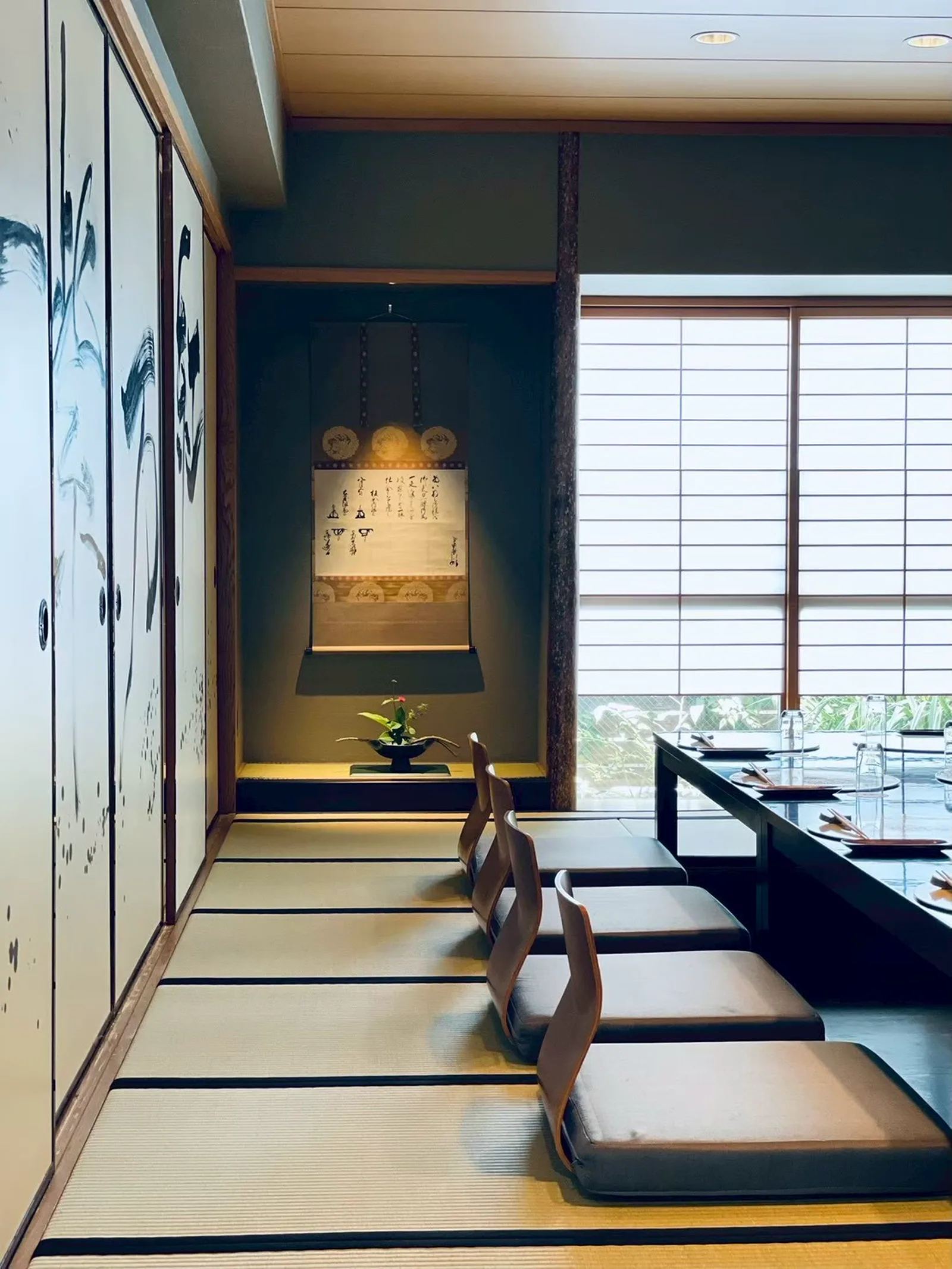 松屋本館 肥後細川家ゆかりの陶磁器・書画を静かに飾る客室の床の間