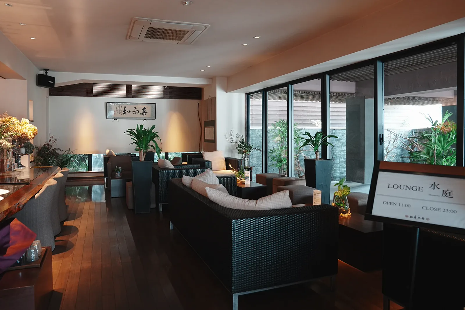 松屋本館 1階ラウンジ「水庭」