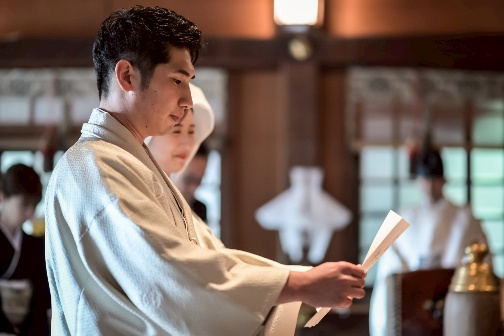 神前式で誓いの言葉を読む新郎新婦