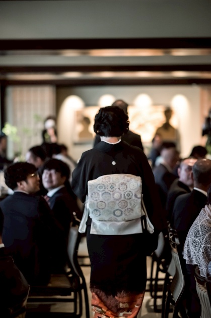披露宴会場へ向かうご親族の後ろ姿